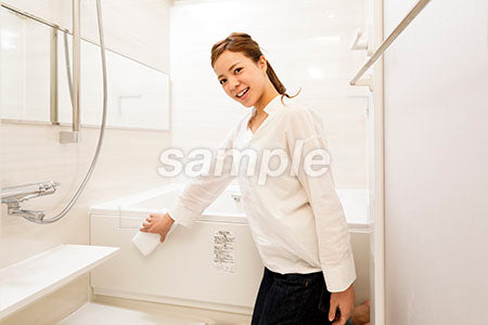 お風呂、浴槽を掃除する若いママ a0030479PH