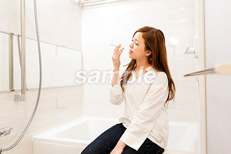 浴槽に腰かけてタバコを吸う女性 a0030480PH