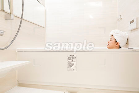 お風呂に入る女性 入浴する a0030482PH