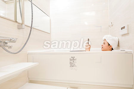 お風呂でスマホを見る女性 a0030486PH