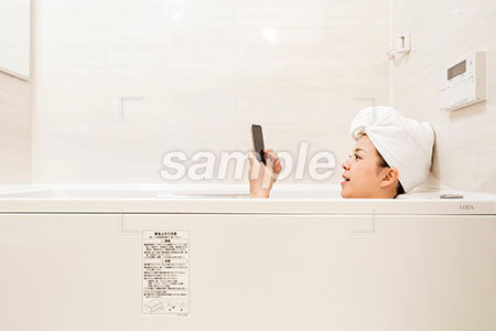 入浴中にスマホを見る女性 a0030487PH