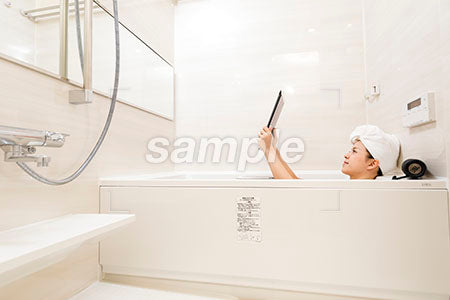 入浴中にタブレットを見る女性 a0030488PH