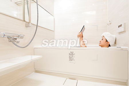入浴中にタブレットを見る a0030489PH