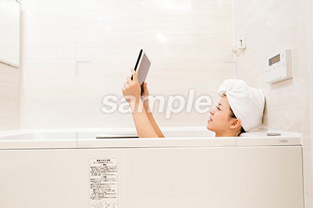 入浴中のお風呂でタブレットを見る女性 a0030491PH