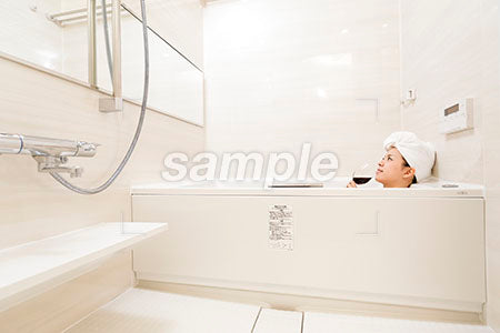 お風呂でワインを飲む入浴中の女性 a0030493PH