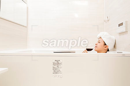 お風呂で入浴中にワインを飲む女性、瞑想の表情 a0030495PH