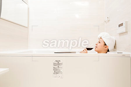お風呂でワインを飲む女性 入浴中にワインを飲む a0030496PH