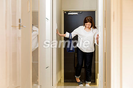 玄関で靴を脱ぐ女性 a0030505PH