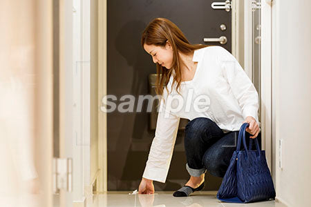 靴を揃える女性 玄関で靴を揃える a0030507PH