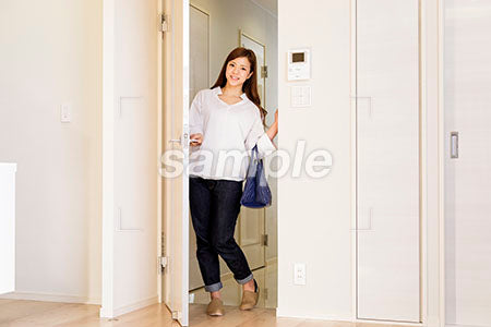 リビングのドアを開ける女性 a0030508PH