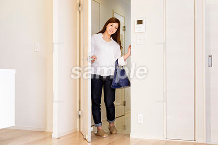 部屋のドアを開ける女性 帰宅シーン a0030509PH