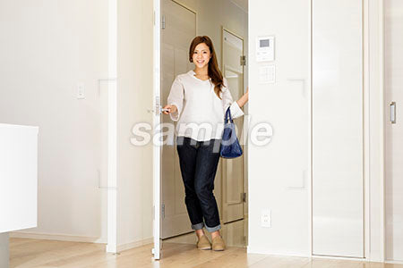部屋のドアを開ける女性 リビングのドアを開ける a0030512PH