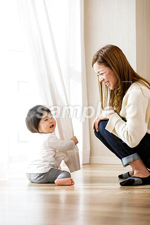 カーテンで遊ぶ赤ちゃんと母親のシーン a0030514PH