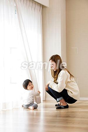 カーテンで遊ぶ赤ちゃんと母親 a0030515PH