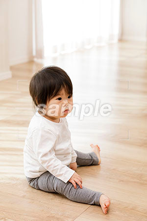 座る赤ちゃん　床に座る赤ちゃん a0030523PH