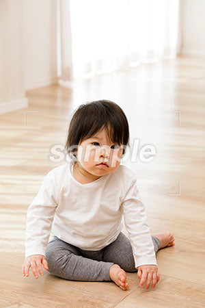 床に座る赤ちゃん a0030525PH