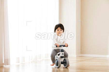 三輪車に乗る赤ちゃん a0030526PH