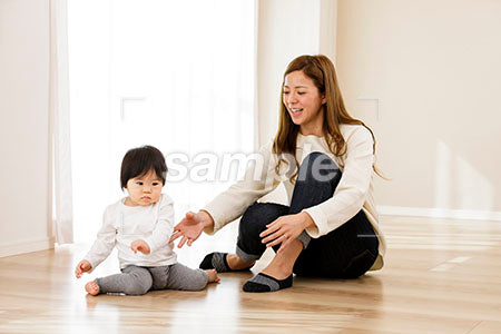 床に座る赤ちゃんと母親 a0030528PH