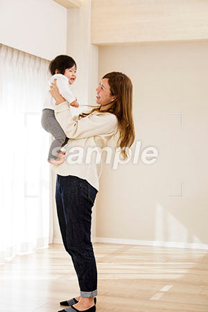 お母さんが赤ちゃんを抱くシーン a0030530PH