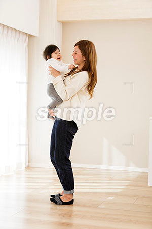 子供を抱っこする母親のシーン a0030531PH