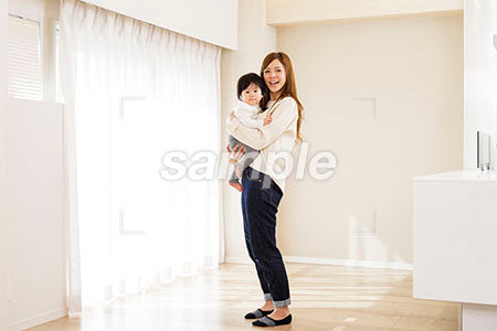赤ちゃんを抱っこする母親のシーン a0030533PH