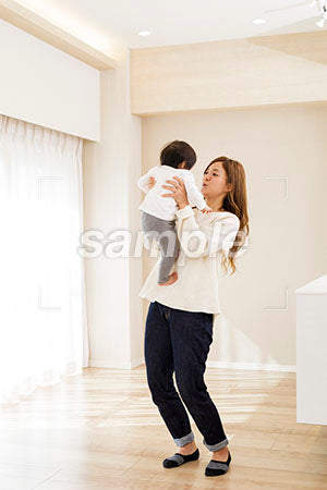 赤ちゃんを抱っこする母親 a0030535PH
