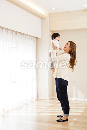 若いママが赤ちゃんを抱く a0030539PH