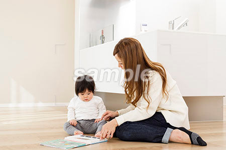 絵本をみる赤ちゃんと母親（ママ） a0030540PH