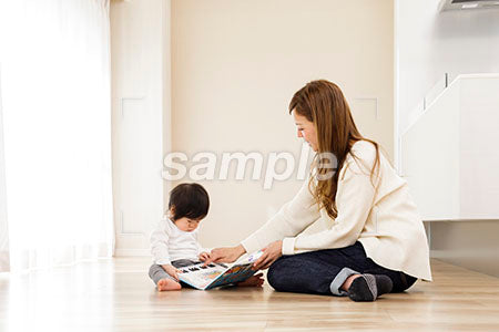 本を見る赤ちゃんと母 a0030541PH
