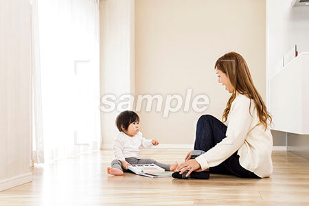 本を見る赤ちゃんと母親 a0030542PH
