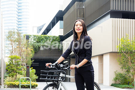 女性 自転車を押しながら笑う a0040082PH