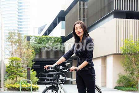OLの女性の笑顔の表情　自転車を押しながら笑う a0040083PH