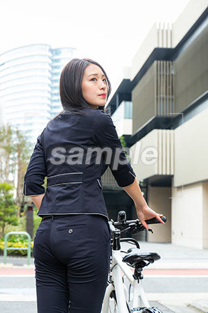 自転車を押している女性 a0040101PH