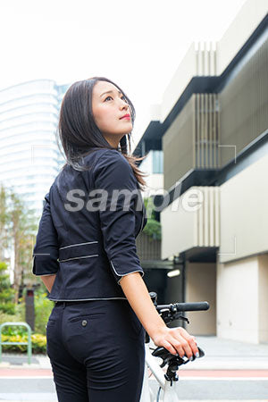 自転車を押しながら空を見上げる女性 a0040105PH