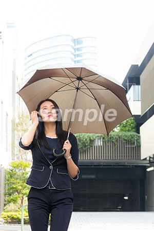 茶色い傘をさして空を見上げる女性 a0040111PH