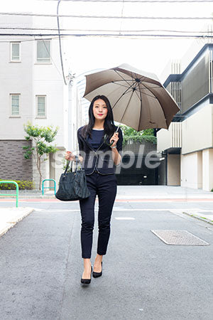 傘をさして歩く女の人 a0040112PH