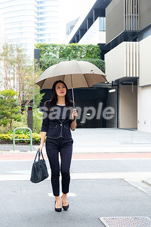 雨の中傘をさして上を見る女性 a0040113PH