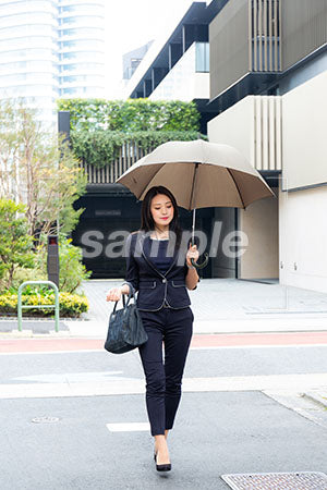 傘をさして下を見る女性 a0040114PH