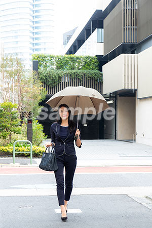雨で傘をさして歩く女性 a0040116PH