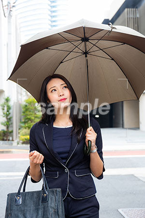 傘をさして右上を見る女性 a0040117PH