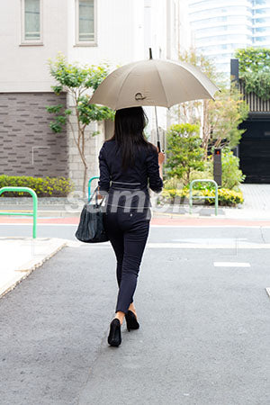 茶色い傘をさして歩く女性の後ろ姿、背中 a0040131PH