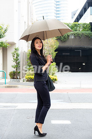 雨の中傘をさして人を待つ女性 a0040134PH