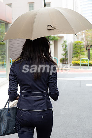 出勤で傘をさして歩く女性の後ろ姿 a0040136PH