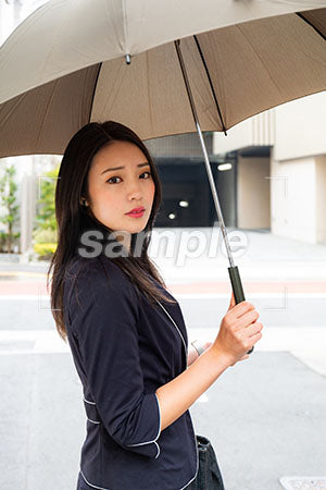 出勤中のOLが傘をさして見つめる a0040141PH