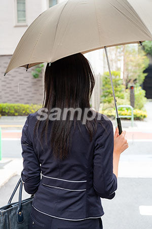 OLの背中、傘をさす後ろ姿 a0040143PH