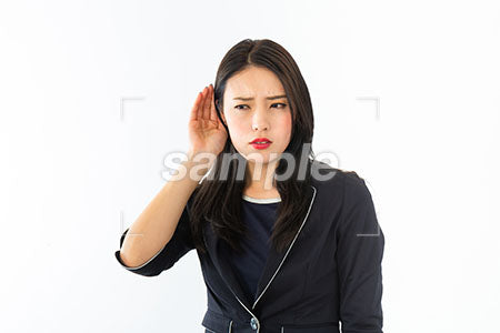 女性が耳をすまして不機嫌そうしている a0040217PH