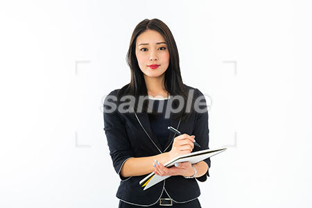 女性が紙と鉛筆を持って正面を見る a0040225PH