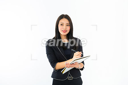女性がペンとノートを持って微笑む a0040233PH