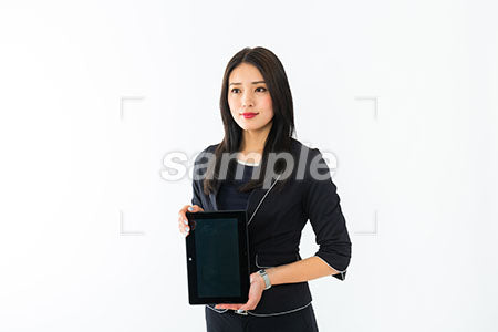 女性がタブレットの画面を見せる a0040334PH