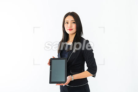 ビジネスウーマンの女性が右を見てがタブレットの画面を見せる a0040335PH